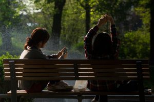 Achtsamkeitsmeditation Beziehungen Frauen auf Parkbank abgelenkt