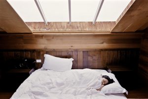 vorteile meditation besserer Schlaf Frau liegt im Bett