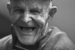Alter Mann am lachen