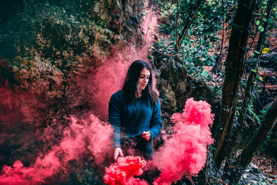 Selbstliebe lernen Frau mit rotem Rauch